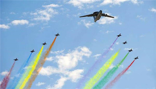 1441527822632968.jpg 图3-纪念反法西斯战争胜利70周年阅兵空军梯阵.jpg