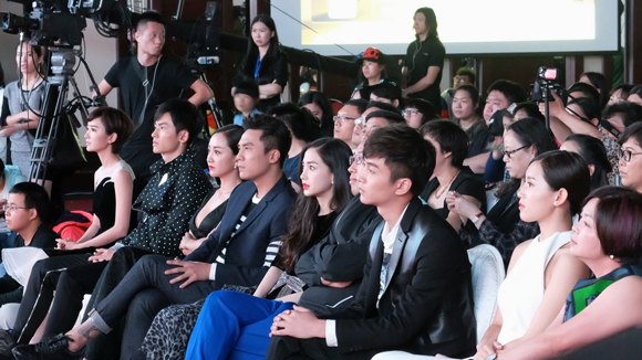 1442198682727584.jpg 图3-主演人员到场造势.jpg