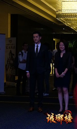 1442988765263151.jpg 图01 胡歌走红毯.JPG